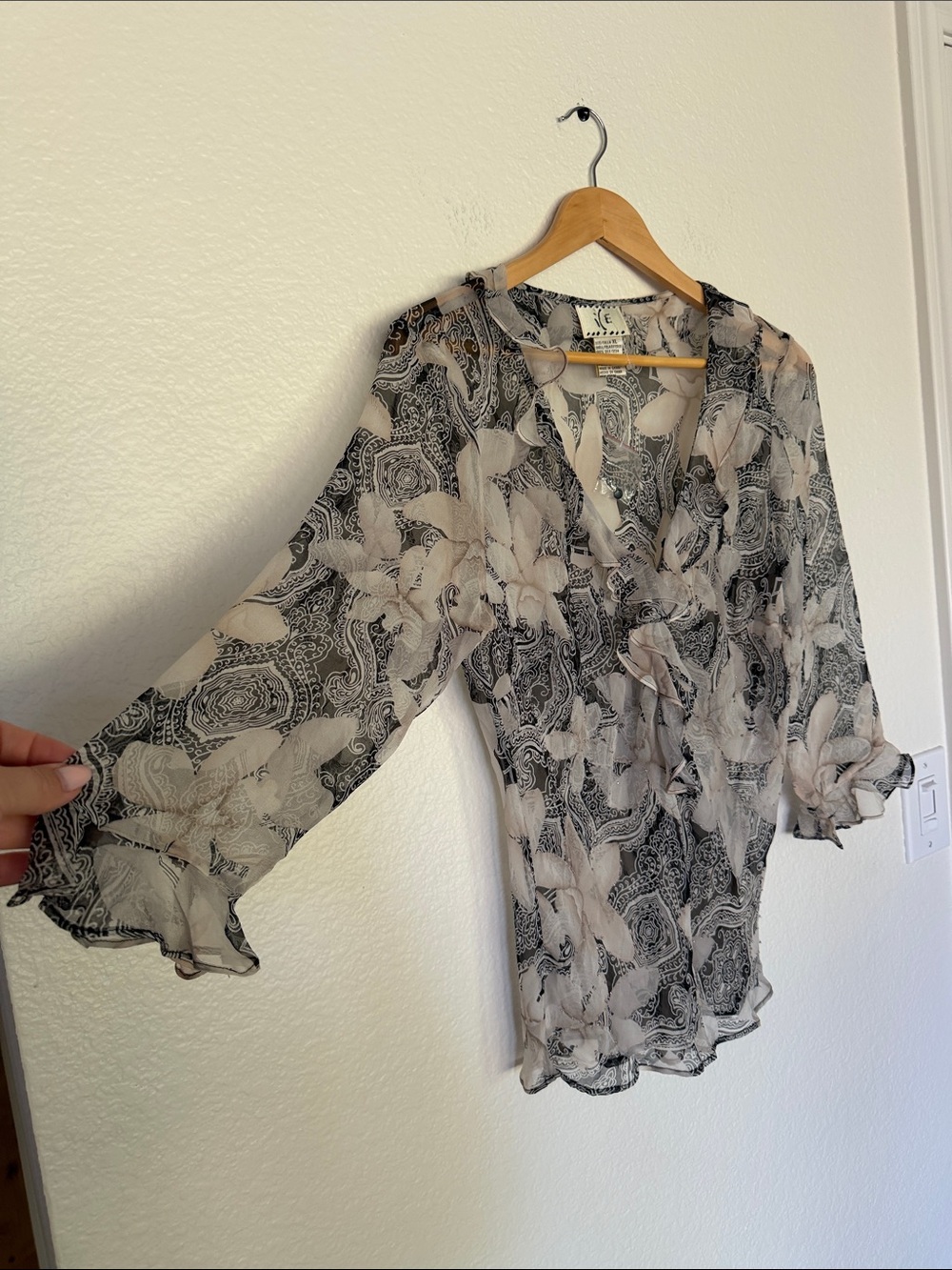 ICE silk Chiffon V-Neck Floral Blouse in Black and Cream xl - Picture 5 of 5
